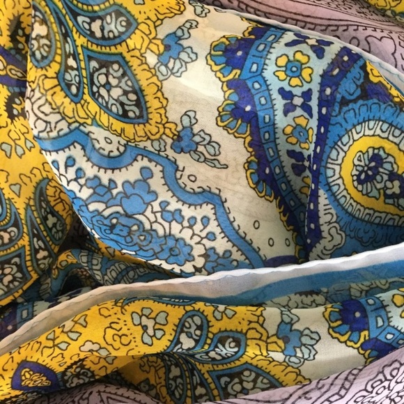 ✨ MAKE OFFER ✨
{CYNTHIA ROWLEY} SHEER PRINTED SCARF - Picture 5 of 6